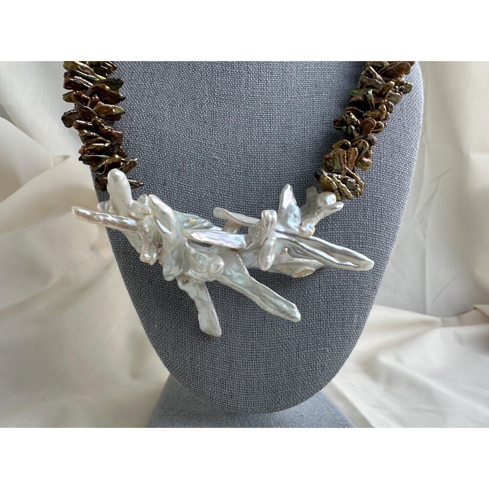 Green Biwa pearl necklace, textured white baroque choker, bronze toggle clasp - Picture 11 of 16